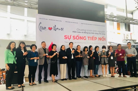 Trao thẻ chứng nhận đăng ký hiến mô, tạng.