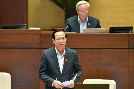 Bộ trưởng Lao động, Thương binh và Xã hội Đào Ngọc Dung phát biểu giải trình, chiều 23-10.