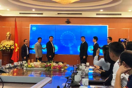 Nhấn nút ra mắt nền tảng định danh điện tử VNPT eKYC.