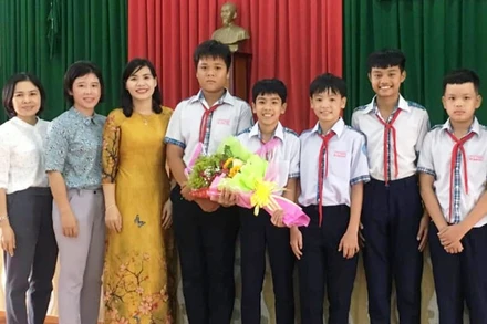 Lãnh đạo Phòng Giáo dục và Đào tạo huyện Trảng Bom khen thưởng em Trần Minh Đức.