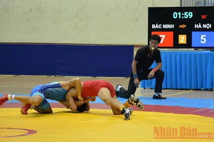 Các vận động viên bước vào tranh tài tại Giải Vô địch quốc gia vật cổ điển, vật tự do năm 2020, tổ chức ở Nam Định.