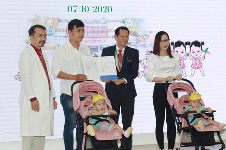 Hai bé Trúc Nhi - Diệu Nhi trong ngày xuất viện.