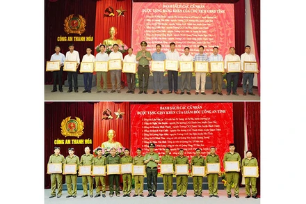 Lãnh đạo Công an tỉnh Thanh Hóa trao thưởng cho các Công an xã có thành tích xuất sắc.