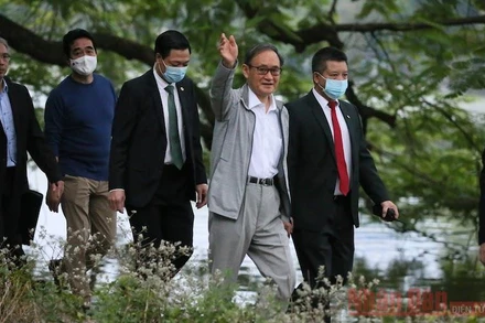 Thủ tướng Suga Yoshihide đi dạo Hồ Gươm sáng sớm