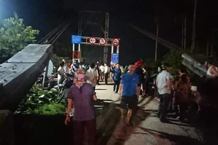 Rất đông người dân và lực lượng chức năng tham gia cứu hộ. (Ảnh: Truyền hình Nghệ An)