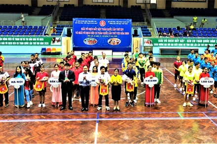 Lãnh đạo Tổng cục Thể dục Thể thao (Bộ Văn hóa, Thể thao và Du lịch) và Sở Văn hóa, Thể thao và Du lịch tỉnh Đắk Lắk tặng Cờ lưu niệm cho các đoàn tham dự giải.