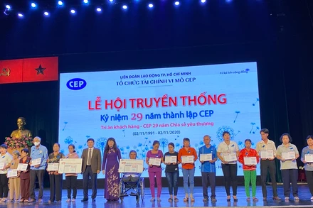 Những khách hàng là hộ nghèo khó khăn được nhận sổ tiết kiệm trị giá 10 triệu đồng do CEP trao tặng sáng 31-10.