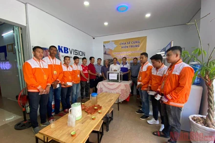 Quyên góp ủng hộ nhân dân vùng lũ miền Trung tại công ty Farax, sáng 24-10.