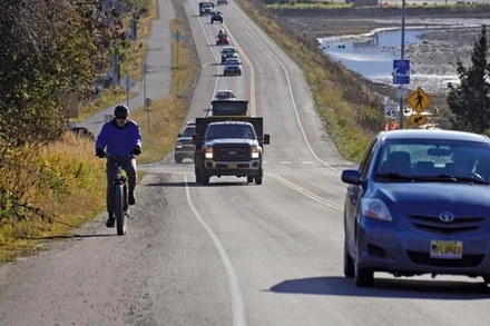 Người dân rời khỏi TP Homer sau khi nhận được lệnh sơ tán tại khu vực trũng thấp để đề phòng sóng thần. Ảnh: CNN