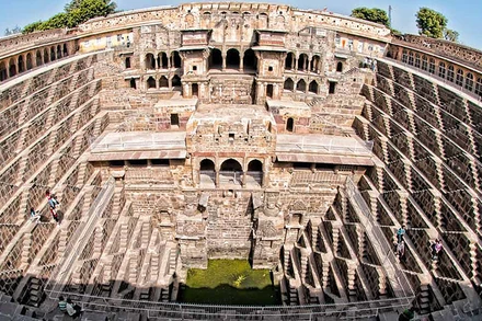Giếng bậc thang Chand Baori (Ảnh: Jaipur Tourism)