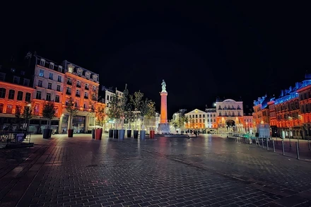 Quảng trường trung tâm TP Lille ở phía bắc vào giờ giới nghiêm. (Ảnh: Lille Actu)