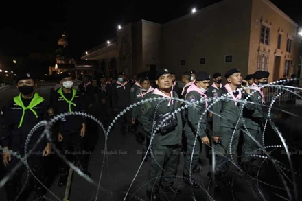 Cảnh sát Thái Lan bảo vệ Tòa nhà Chính phủ ở Thủ đô Bangkok khi người biểu tình tập hợp ở phía ngoài vào đêm 14-10. (Ảnh: Bangkok Post)