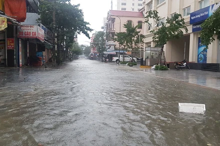 Mưa lớn gây ngập lụt các tuyến đường như Trần Phú, Thái Phiên…, nước tràn vào cả nhà dân.