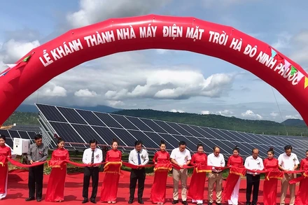 Lãnh đạo tỉnh Ninh Thuận cùng nhà đầu tư, nhà thầu cắt băng khánh thành dự án.