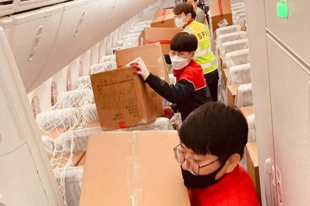 Bamboo Airways vận chuyển miễn phí hàng hóa cứu trợ tới miền trung