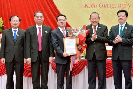 Phó Thủ tướng Thường trực Trương Hòa Bình trao Quyết định của Bộ Chính trị cho đồng chí Nguyễn Thanh Nghị.