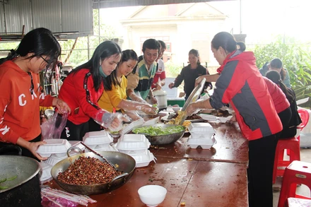 Hàng chục nghìn suất cơm miễn phí được chị em phụ nữ chế biến, vận chuyển vào tâm lũ.