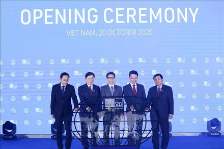 Nước chủ nhà Việt Nam bấm nút khai mạc Hội nghị và Triển lãm Thế giới số (ITU Digital World) 2020. Ảnh: TTXVN.