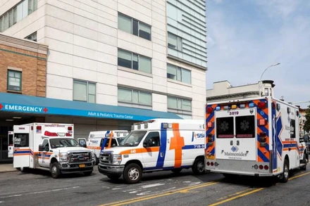 Xe cứu thương xếp hàng bên ngoài Trung tâm y tế Maimonides trong thời gian dịch Covid-19 lây lan tại khu vực Borough Park, Brooklyn, New York, ngày 25-9. (Ảnh: Reuters)