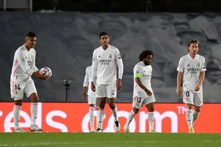 Các cầu thủ Real Madrid thất vọng sau trận thua muối mặt. 