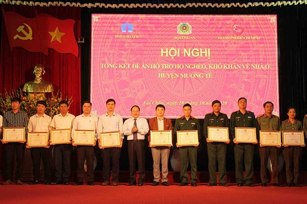 Đại diện lãnh đạo tỉnh Lai Châu trao Bằng khen cho các tập thể, cá nhân có thành tích xuất sắc trong thực hiện Đề án.