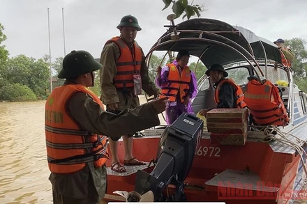  Lực lượng vũ trang Quảng Bình cứu trợ mì tôm khẩn cấp cho người dân vùng lũ Lệ Thủy. (Ảnh: HƯƠNG GIANG)