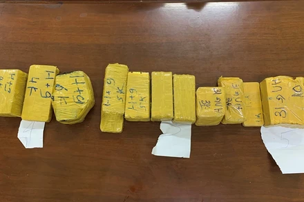 Số kim loại nghi là vàng đang được đưa đi giám định. (Công an tỉnh An Giang cung cấp)