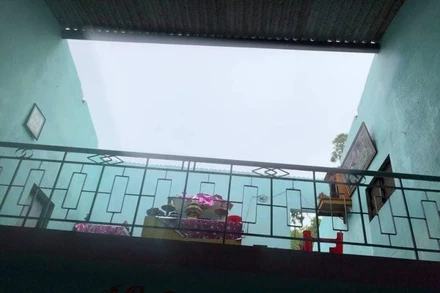Nhà dân thôn Đồng Trì bị tốc mái.