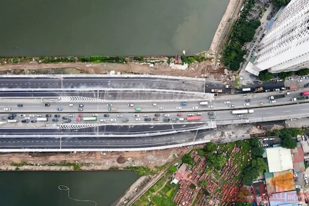 Cận cảnh cầu vượt thấp hồ Linh Đàm