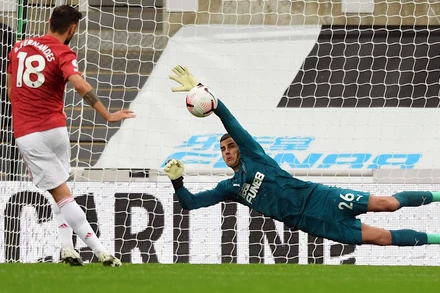Fernandes (áo đỏ) ghi bàn thứ hai cho Man United.