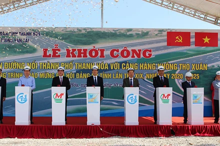 Các đại biểu ấn nút khởi công dự án đường nối TP Thanh Hóa với Cảng hàng không Thọ Xuân.