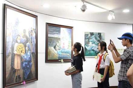 Các đại biểu tham quan triển lãm.