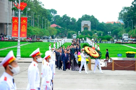 7 giờ 30 phút, Thủ tướng Chính phủ Nguyễn Xuân Phúc và Chủ tịch Quốc hội Nguyễn Thị Kim Ngân dẫn đầu Đoàn đại biểu xuất phát từ Nhà Quốc hội tới đặt vòng hoa và vào Lăng viếng Chủ tịch Hồ Chí Minh.