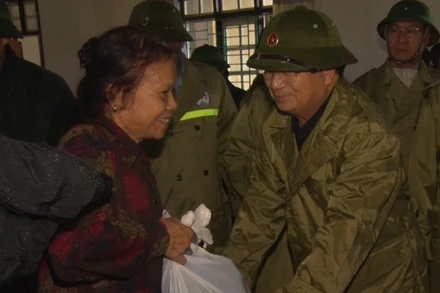 Phó Thủ tướng Trịnh Đình Dũng tặng quà cho người thị xã Ba Đồn.