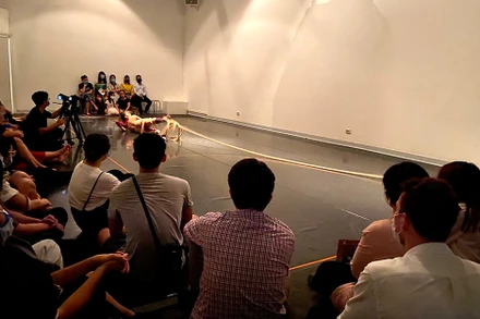 Một dự án múa đương đại trình diễn tại Xưởng Văn Hóa. Ảnh: Viện Goethe cung cấp.