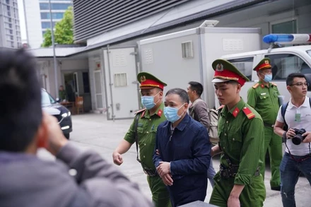 Bị cáo được dẫn giải vào khu vực xét xử.