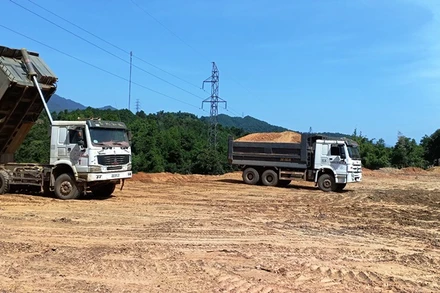 Xe ô-tô trọng tải lớn đổ đất, đá xuống lòng khe. 