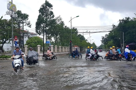 Người dân TP Cà Mau di chuyển khó khăn vì đường xá bì bõm như sông.