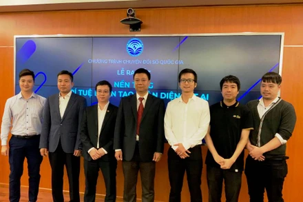 Đội ngũ phát triển Nền tảng trí tuệ nhân tạo toàn diện FPT.AI cùng Phó Cục trưởng Cục Tin học hóa Đỗ Công Anh (ở giữa) trong lễ ra mắt.