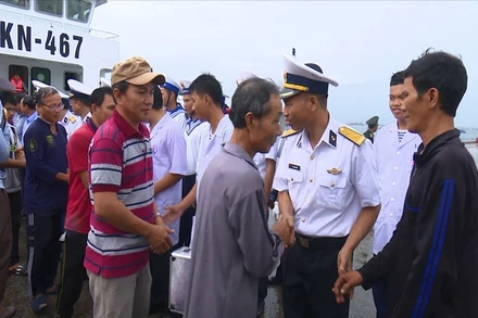 Giây phút các thuyền viên lên cảng.