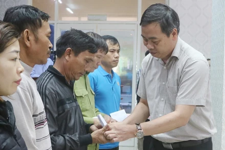 Phó Bí thư Thường trực Tỉnh ủy Quảng Trị Nguyễn Đăng Quang trao tiền hỗ trợ thân nhân các liệt sĩ.