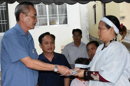 Thường trực Tỉnh ủy Bạc Liêu đến chia buồn, động viên, tặng quà gia đình nạn nhân Châu Khêl. Ảnh: Châu Minh Đạt