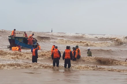 Sáng 10-10, lực lượng cứu nạn đang dốc sức cứu tám thuyền viên trên tàu Vietship 01 bị chìm ở Quảng Trị.