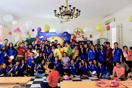 Thanh niên ĐH Luật Hà Nội mang Trung thu ý nghĩa tới các em nhỏ Trung tâm Phúc Tuệ. (Ảnh: Duy Chinh)