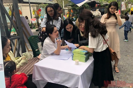 Độc giả đang tìm hiểu về cuốn sách “Cùng học về 3R”.