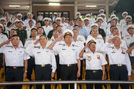 Các cán bộ, chiến sĩ Đoàn tàu không số tại buổi họp mặt.