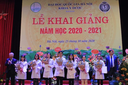 Hình ảnh một số tân sinh viên Khoa Y Dược, nay là Trường đại học Y Dược (ĐHQGHN) trong ngày khai giảng