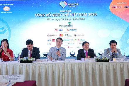 Ban Tổ chức trả lời họp báo.