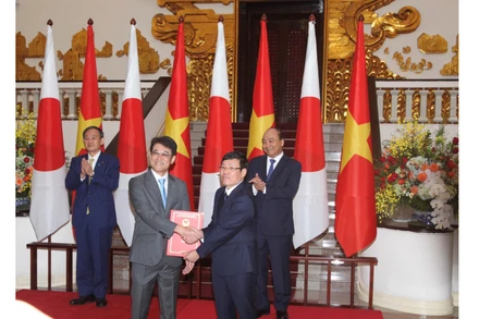 Thủ tướng Nguyễn Xuân Phúc và Thủ tướng Nhật Bản Suga Yoshihide chứng kiến lễ trao Giấy chứng nhận đầu tư của UBND tỉnh Vĩnh Phúc cho Công ty TNHH Toto Việt Nam. 