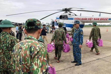 Trực thăng chuyển lương thực đến Thủy điện A Lin 2.